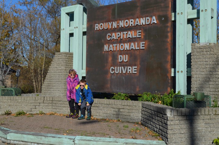Kids in front of sign in Rouyn-Noranda